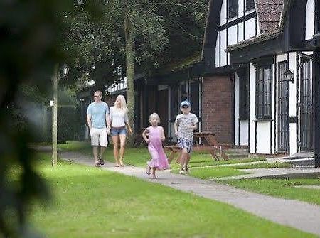 Tolroy Manor Holiday Park Хейл Экстерьер фото