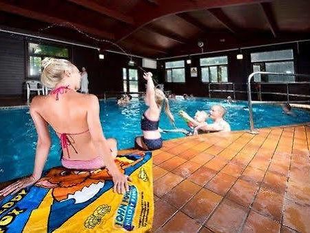 Tolroy Manor Holiday Park Хейл Экстерьер фото