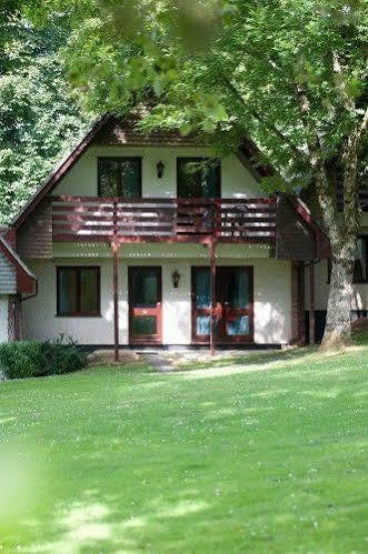 Tolroy Manor Holiday Park Хейл Экстерьер фото