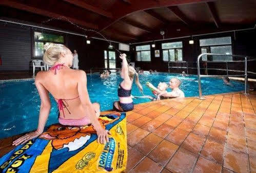 Tolroy Manor Holiday Park Хейл Экстерьер фото