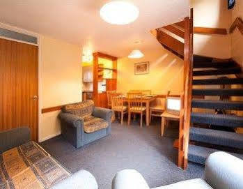 Tolroy Manor Holiday Park Хейл Экстерьер фото